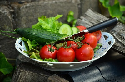 Frisches Gemüse für leckeren Salat Das Bild zeigt frisches Gemüse zur Zubereitung eines leckeren Salats