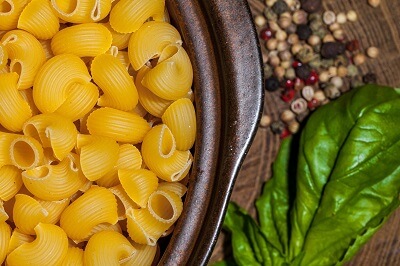 Leckere Nudeln gibts im Restaurant Goldener Hahn in Lippstadt Das Bild zeigt Nudeln mit Pfefferkörnern und einem Salatblatt