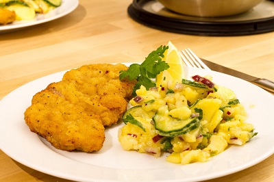 Schnitzel im Restaurant Goldener Hahn in Lippstadt Ein leckeres Schnitzel mit Kartoffelsalat